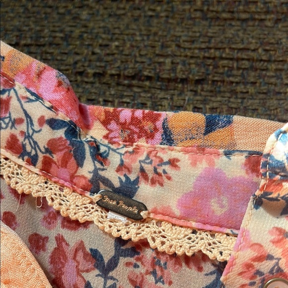 Floral Button-Up Blouse - Picture 6 of 6